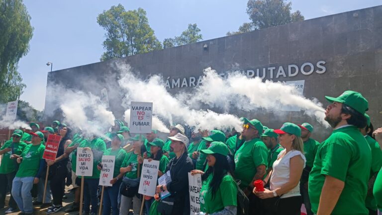 Entregan organizaciones a favor del vapeo cerca de 300 estudios científicos a diputados federales