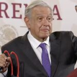 estos-eran-lo-que-querian-el-dialogo-amlo-exhibe-objetos-usados-por-normalistas-de-ayotzinapa-en-asalto-a-palacio-nacional