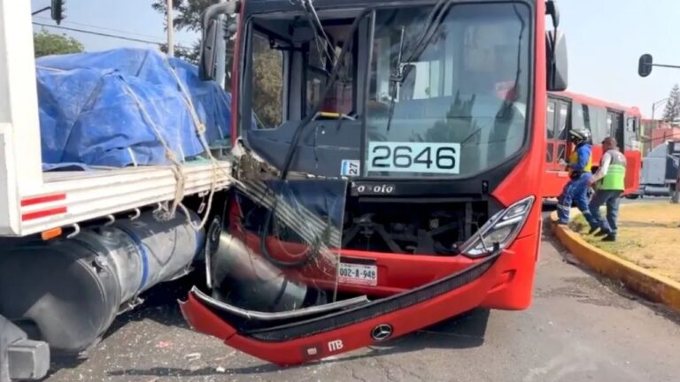 accidente-de-metrobus-en-avenida-eduardo-molina-deja-siete-heridos