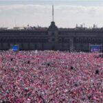 amlo-dice-que-si-se-tiene-que-izar-bandera-durante-marcha-de-marea-rosa-el-domingo