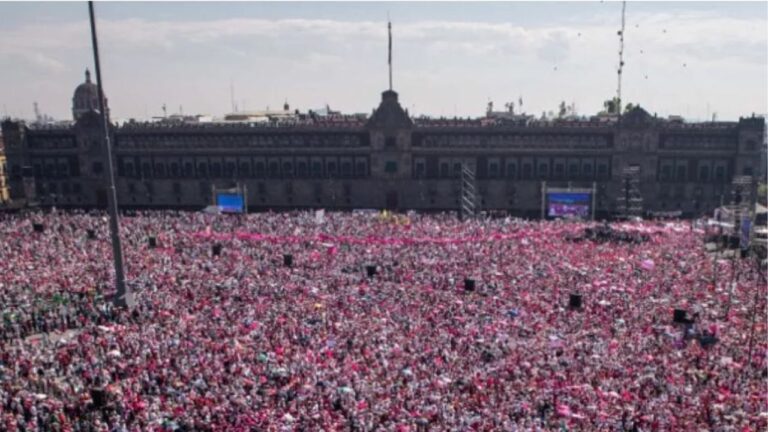 amlo-dice-que-si-se-tiene-que-izar-bandera-durante-marcha-de-marea-rosa-el-domingo