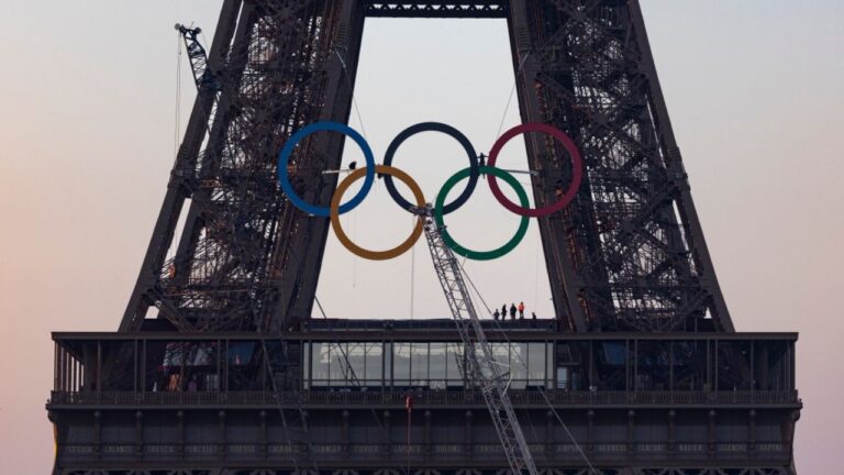 los-anillos-olimpicos-ya-lucen-en-la-torre-eiffel