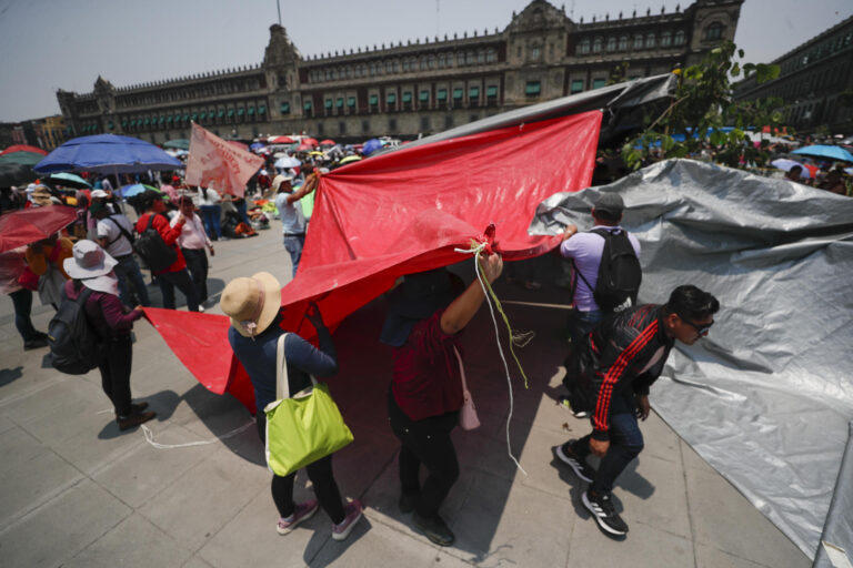 Maestros mexicanos inician paro general y tildan de "burla" la reciente subida salarial