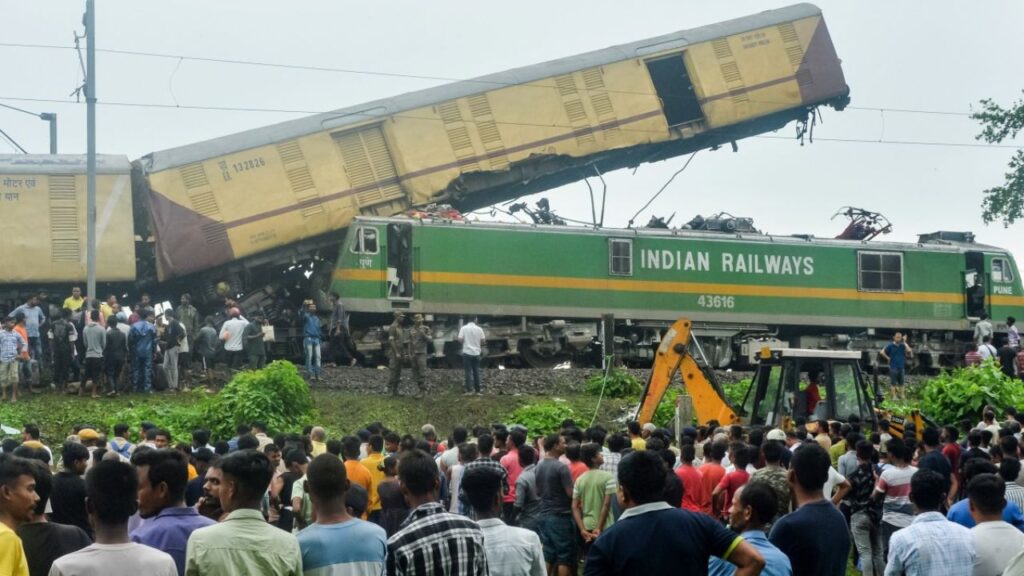 video-muertos-heridos-en-un-choque-de-trenes-en-el-este-de-india