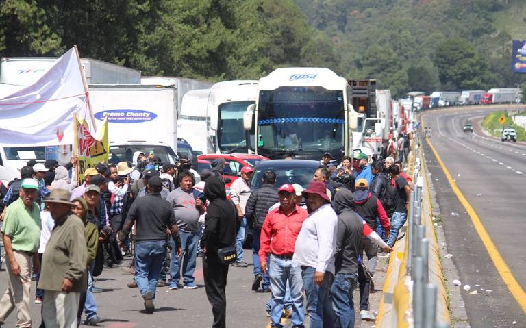 Bloqueo en autopista mexico puebla por pobladores de Tlahuapan