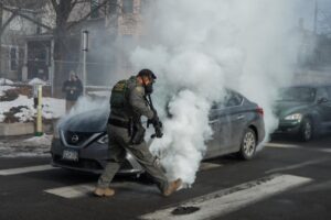 Dimiten seis fiscales de Minnesota ante presión en caso de mujer abatida por agente de ICE