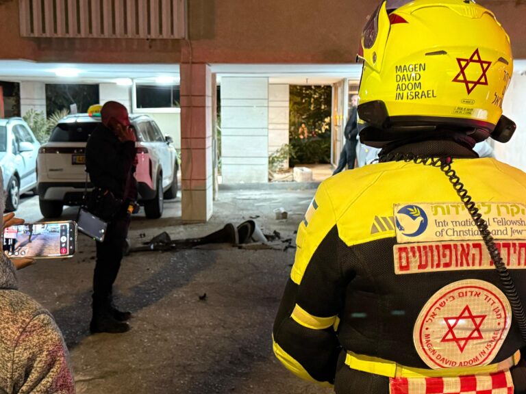 Israel activa su sistema de defensa ante nueva ola de "misiles lanzados desde Irán"