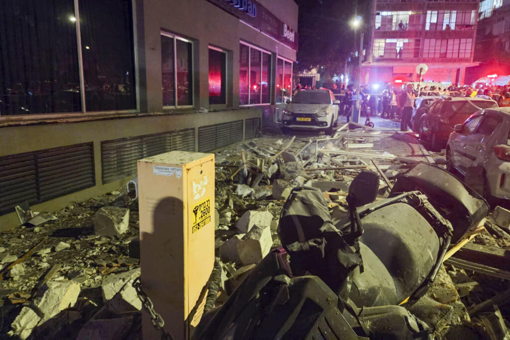 Dos muertos en Tel Aviv tras una andanada de misiles de Irán