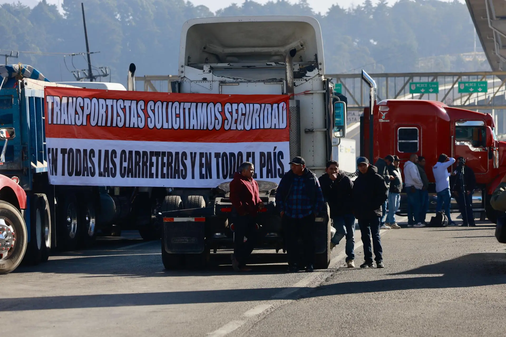 Gobierno de México afirma que no existe razón para que transportistas cierren carreteras