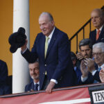 El rey emérito asiste en la Maestranza de Sevilla a la reaparición de Morante de la Puebla