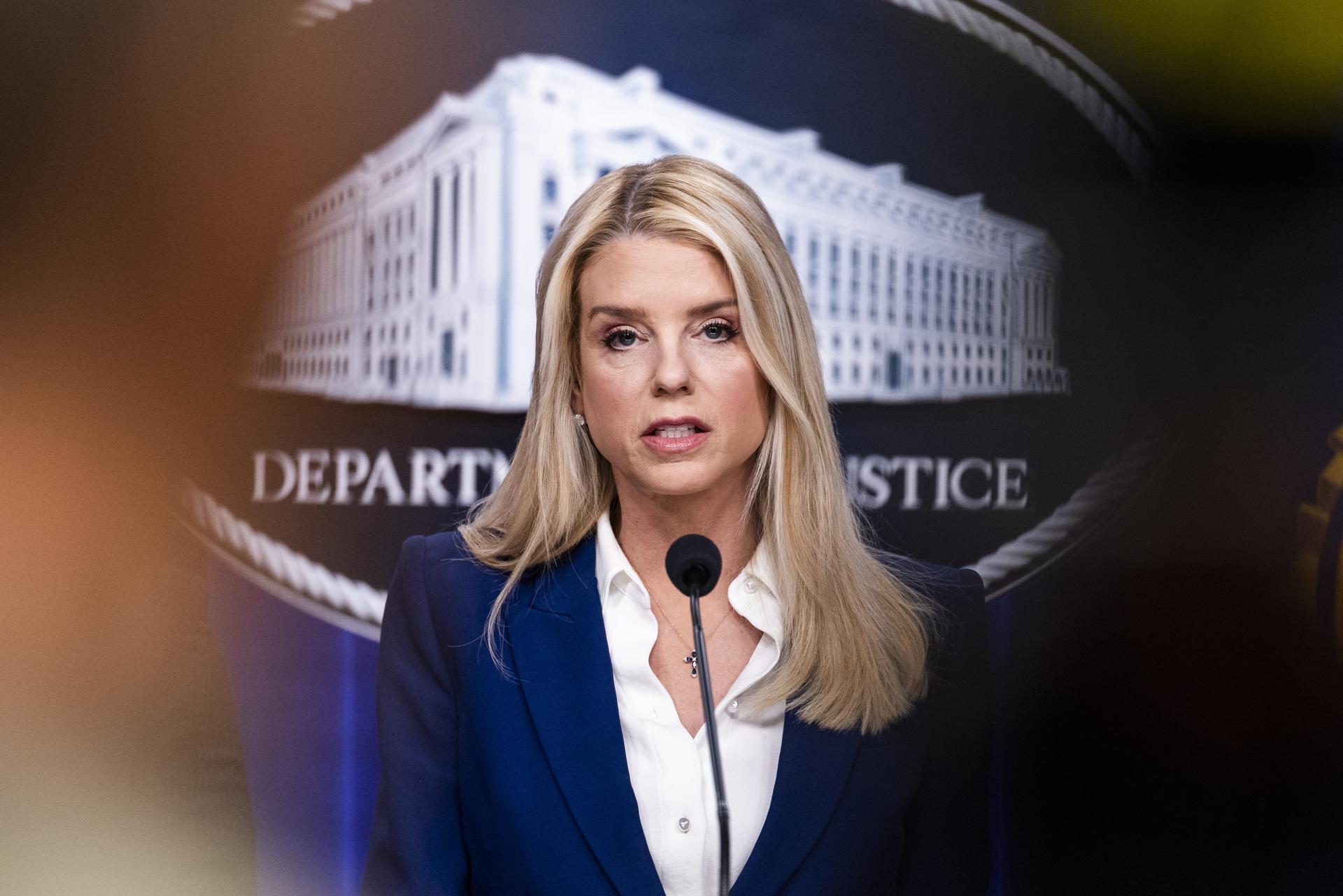 Trump destituye a la fiscal general, Pam Bondi