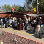 Maestros mexicanos escalan protestas en la capital y toman el aeropuerto de Oaxaca