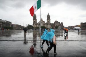 Las fuertes lluvias activan la alerta roja en la Ciudad de México y provocan inundaciones