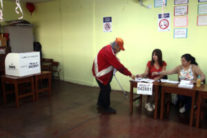 Comienza en Perú la votación de la segunda vuelta presidencial entre Fujimori y Sánchez