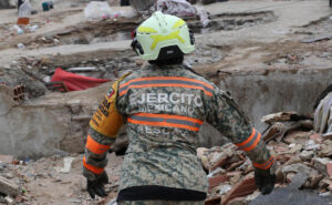 MisiÛn mexicana recuperÛ 92 cuerpos y rescatÛ a dos personas tras terremotos en Venezuela